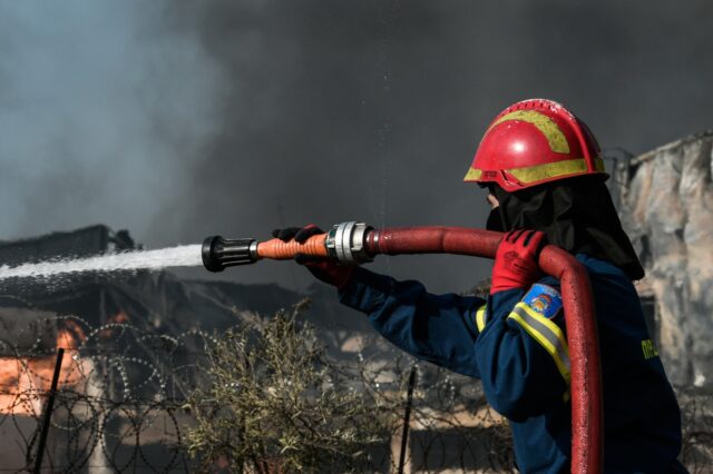 Φωτιά στον Ασπρόπυργο: Μηνύματα για εκκενώσεις – Καίγονται αποθήκες