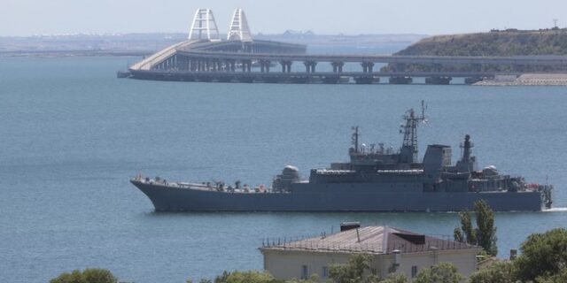 Ουκρανία: Ρωσικό πολεμικό εκτοξεύει προειδοποιητικά πυρά εναντίον φορτηγού πλοίου