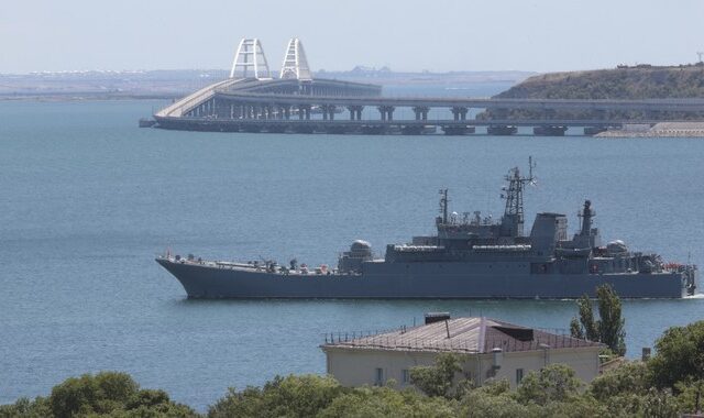 Ουκρανία: Ρωσικό πολεμικό εκτοξεύει προειδοποιητικά πυρά εναντίον φορτηγού πλοίου