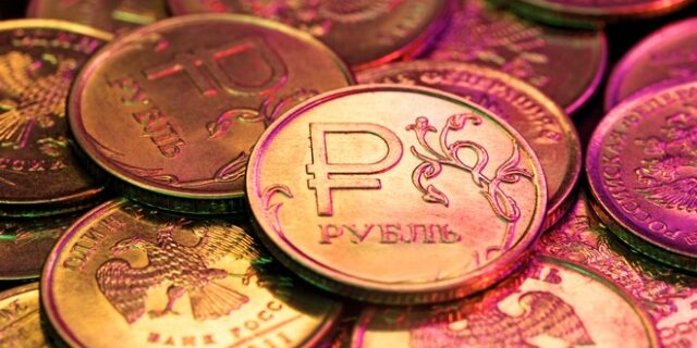 Ρωσία: “Σανίδα σωτηρίας” για το ρούβλι – Στο 12% το επιτόκιο