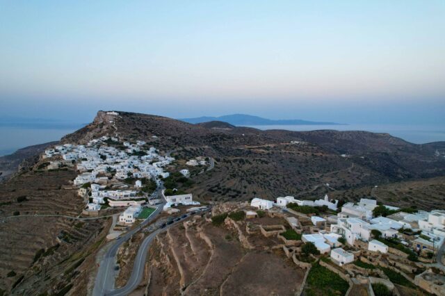 Σίκινος, η ανέγγιχτη: Μια βόλτα στην ονειρική Χώρα της – Γιατί αποθέωσε το νησί ο Ελύτης