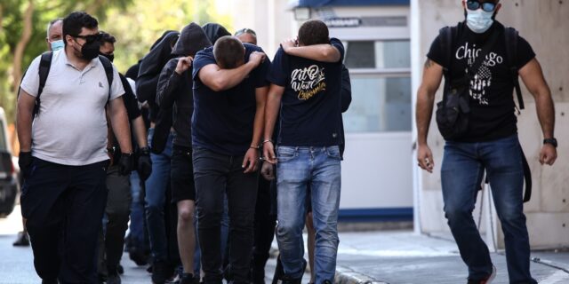 Νέα Φιλαδέλφεια: Τρεις ανακριτές αναλαμβάνουν την κύρια έρευνα – Πώς θα απολογηθούν οι χούλιγκαν