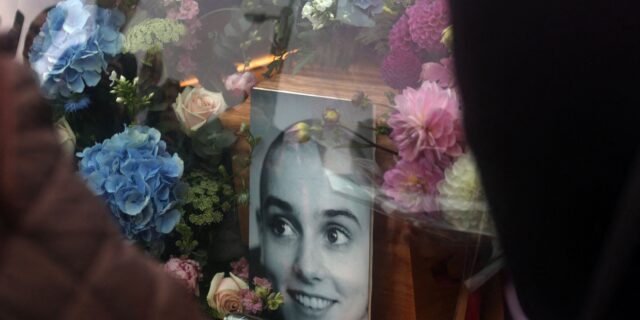 Sinéad O’Connor: Πλήθος κόσμου υπό τους ήχους του “Nothing Compares 2 U” αποχαιρέτησε την τραγουδίστρια