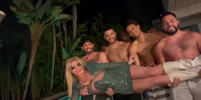 “Ας έστελνες” λέει η Μπρίτνεϊ Σπίαρς στον πρώην της και “παίζει όλη τη νύχτα” με “φίλους” της