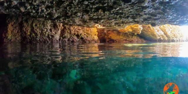 Η υπέροχη παραλία και η “Σπηλιά της Νεράιδας” που ο Μπάρκουλης ερωτεύτηκε την Καρέζη