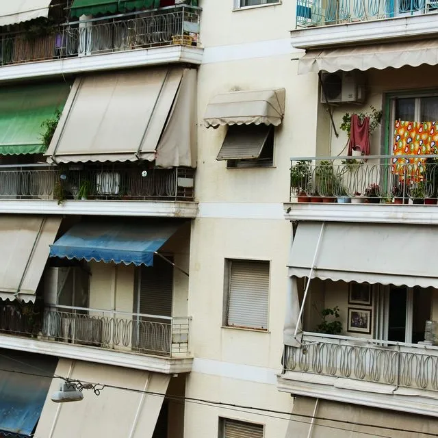 Στέγη: “Νάρκη” για τους νέους – Μια γενιά χωρίς “σπίτι”