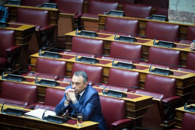 Το τέλος των Σπαρτιατών: Μόνος ο Στίγκας στη Βουλή – Κατήγγειλε “κέντρα greek mafia”