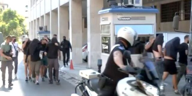 Νέα Φιλαδέλφεια: Στον ανακριτή οι πρώτοι 30 συλληφθέντες – Βαρύ κατηγορητήριο