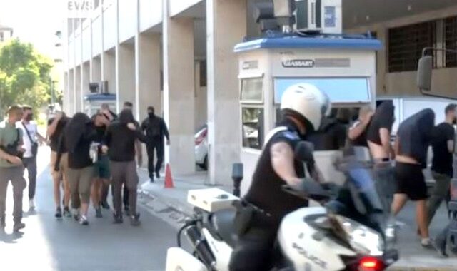 Νέα Φιλαδέλφεια: Στον ανακριτή οι πρώτοι 30 συλληφθέντες – Βαρύ κατηγορητήριο