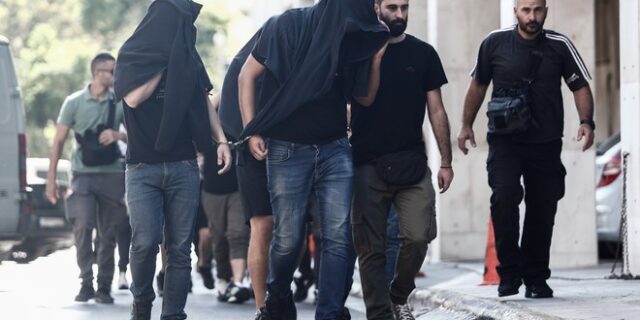 Νέα Φιλαδέλφεια: Στην Ευελπίδων οι πρώτοι 30 συλληφθέντες – Κάλεσμα οπαδών της ΑΕΚ στα δικαστήρια