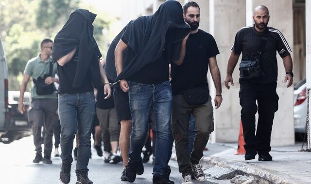 Νέα Φιλαδέλφεια: Στην Ευελπίδων οι πρώτοι 30 συλληφθέντες – Κάλεσμα οπαδών της ΑΕΚ στα δικαστήρια
