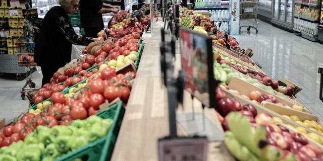 Διαρκής “καύσωνας” τιμών σε βασικά είδη – Φασολάκια, κρεμμύδια, λάδι και σταφύλια σε “limit up”