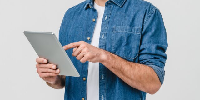 Υπουργείο Αμυνας: Διευκρινίσεις για το κόστος των τάμπλετ στους φαντάρους