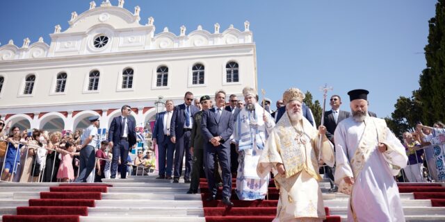 Δεκαπενταύγουστος: Κορυφώθηκαν οι εορτασμοί στην Τήνο – Λαμπρές τελετές σε όλη τη χώρα