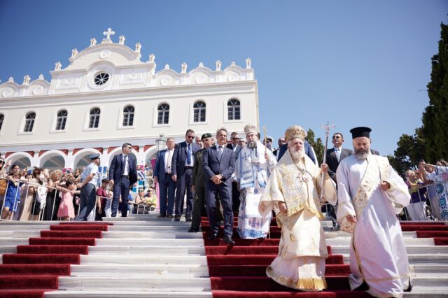 Δεκαπενταύγουστος: Κορυφώθηκαν οι εορτασμοί στην Τήνο – Λαμπρές τελετές σε όλη τη χώρα