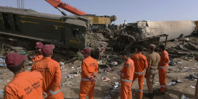 Πακιστάν: Τουλάχιστον 30 νεκροί και 80 τραυματίες από τον εκτροχιασμό τρένου
