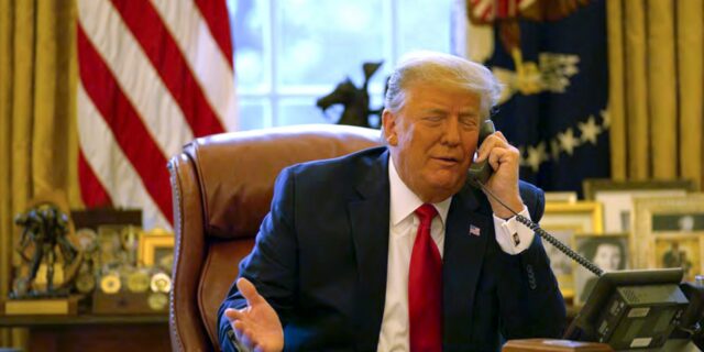 Πώς ο Τραμπ χρησιμοποιεί τις διώξεις για να χρηματοδοτήσει την εκστρατεία του – “Δωρίστε μου λεφτά πατριώτες”