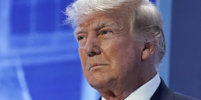 Τραμπ: “Στο σκαμνί” μέσα στο επόμενο 18μηνο για τις τέσσερις διώξεις – Αυξάνεται η δυναμική του