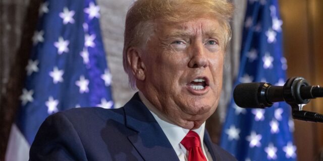 Τραμπ: Αναβολή της δίκης του για το 2026 ζητά η υπεράσπιση του πρώην προέδρου των ΗΠΑ