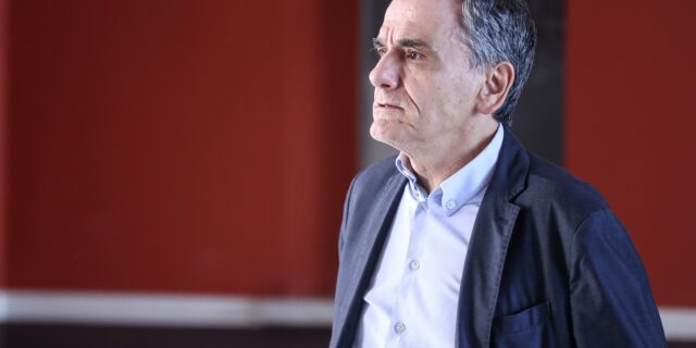 Ευκλείδης Τσακαλώτος: “Κατάγματα στη δημοκρατία ή γιατί οι θεσμοί μας ενδιαφέρουν”