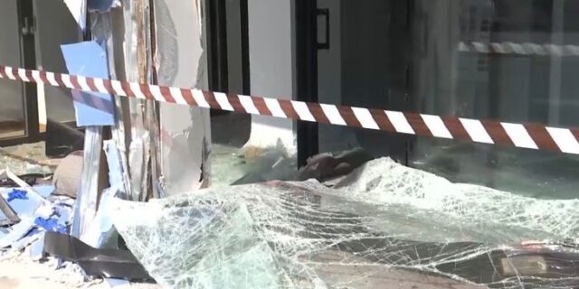 Λεωφόρος Κηφισίας: Αυτοκίνητο έπεσε σε τζαμαρία καταστήματος – Ένας τραυματίας