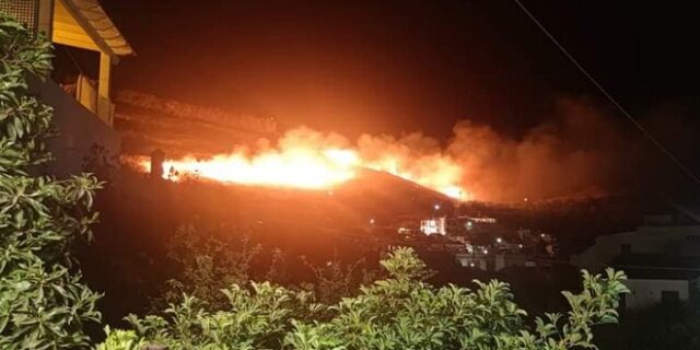 Φωτιά στην Τζια – Πάνω από το λιμάνι οι φλόγες