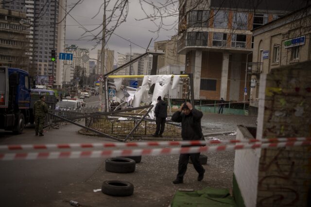 Ουκρανία: Τουλάχιστον πέντε νεκροί από ρωσική πυραυλική επίθεση σε πολυκατοικία