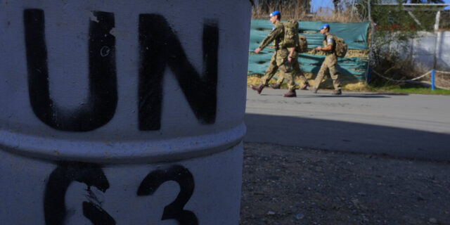 Κύπρος: Νέο βίντεο από την επίθεση τουρκοκυπρίων κατά κυανόκρανων του ΟΗΕ – Διεθνείς αντιδράσεις