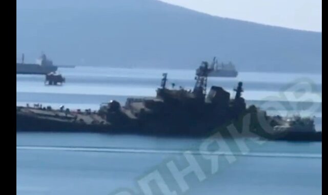 Ρωσία: Σοβαρές ζημιές σε πολεμικό πλοίο από ουκρανικό drone – Βίντεο από τη στιγμή της επίθεσης