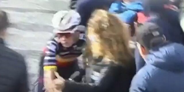 Ποδηλάτης αιμόφυρτος μετά από σύγκρουση με γυναίκα στον τερματισμό του τρίτου ετάπ στον Γύρο Ισπανίας