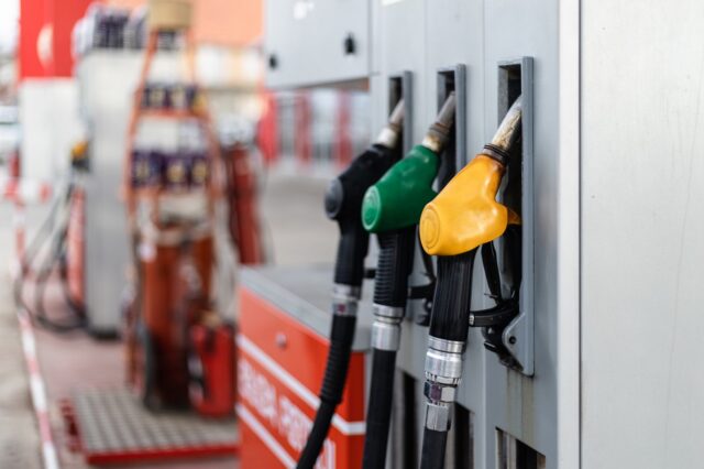 Νέα μέτρα για το ρεύμα ενόψει ΔΕΘ – Προβληματισμός για την τιμή της βενζίνης