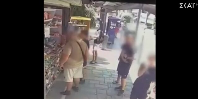 Κατερίνη – Βίντεο: Άνδρας σπρώχνει ανήλικο και τον πετάει σε ράφια περιπτέρου