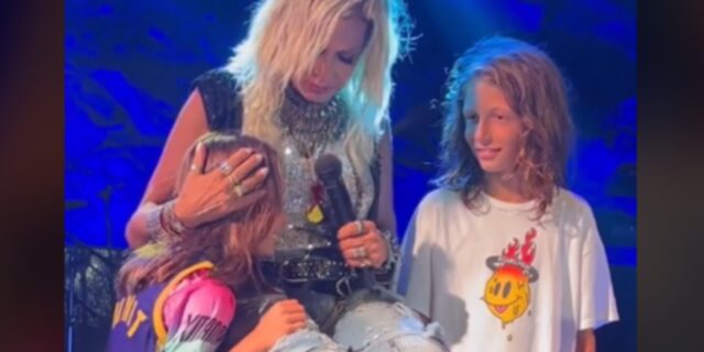 Άννα Βίσση – Βίντεο: Η στιγμή που τραγουδά μαζί με τα εγγόνια της στη σκηνή