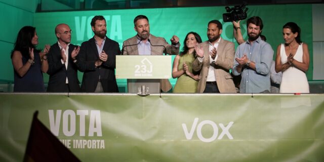 Ισπανία: Το ακροδεξιό Vox στηρίζει μια κυβέρνηση του συντηρητικού κόμματος “χωρίς προϋποθέσεις”