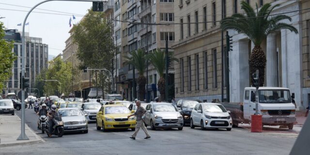 Κίνηση στους δρόμους: Απροσπέλαστο το κέντρο, Συγγρού και Κηφισός – LIVE ΧΑΡΤΗΣ