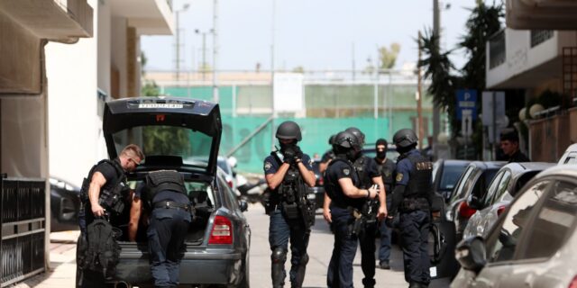 Ζωγράφου: Συνελήφθη ο ηλικιωμένος που είχε ταμπουρωθεί σε διαμέρισμα και απειλούσε αστυνομικούς