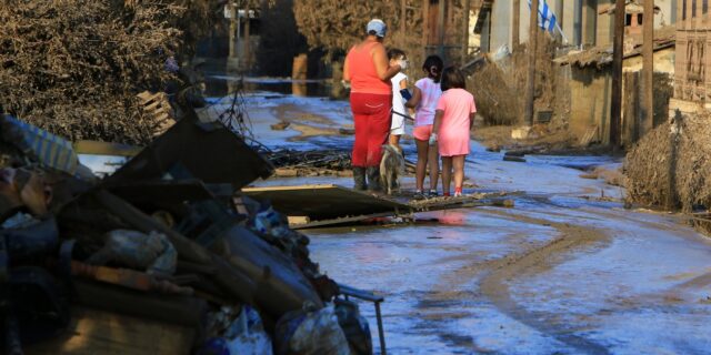 Θεσσαλία: Σε απελπισία οι κάτοικοι μετά τις πλημμύρες – Λιμνάζοντα νερά ακόμη σε γειτονιές του Βόλου