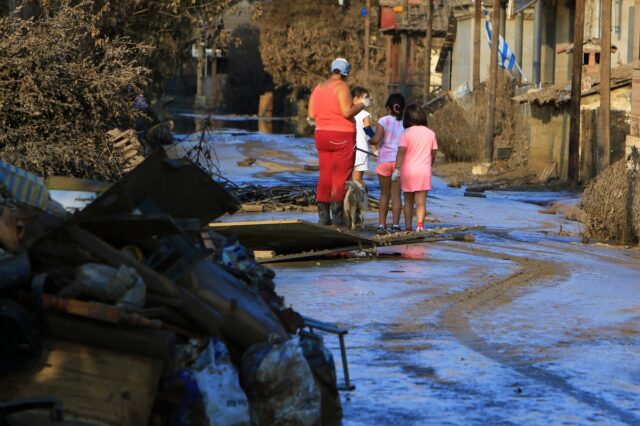 Θεσσαλία: Σε απελπισία οι κάτοικοι μετά τις πλημμύρες – Λιμνάζοντα νερά ακόμη σε γειτονιές του Βόλου