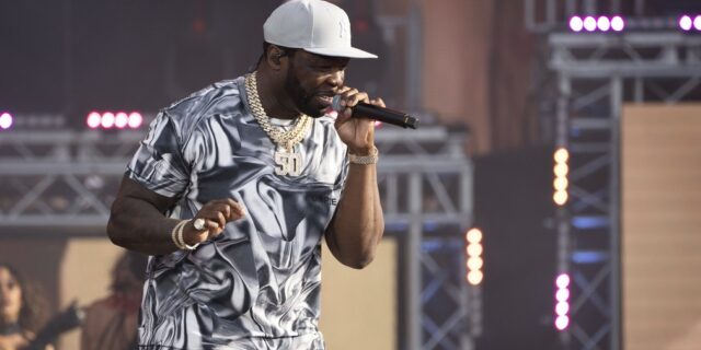 50 Cent: Πέταξε έξαλλος το μικρόφωνο στο κοινό και τραυμάτισε γυναίκα στο κεφάλι