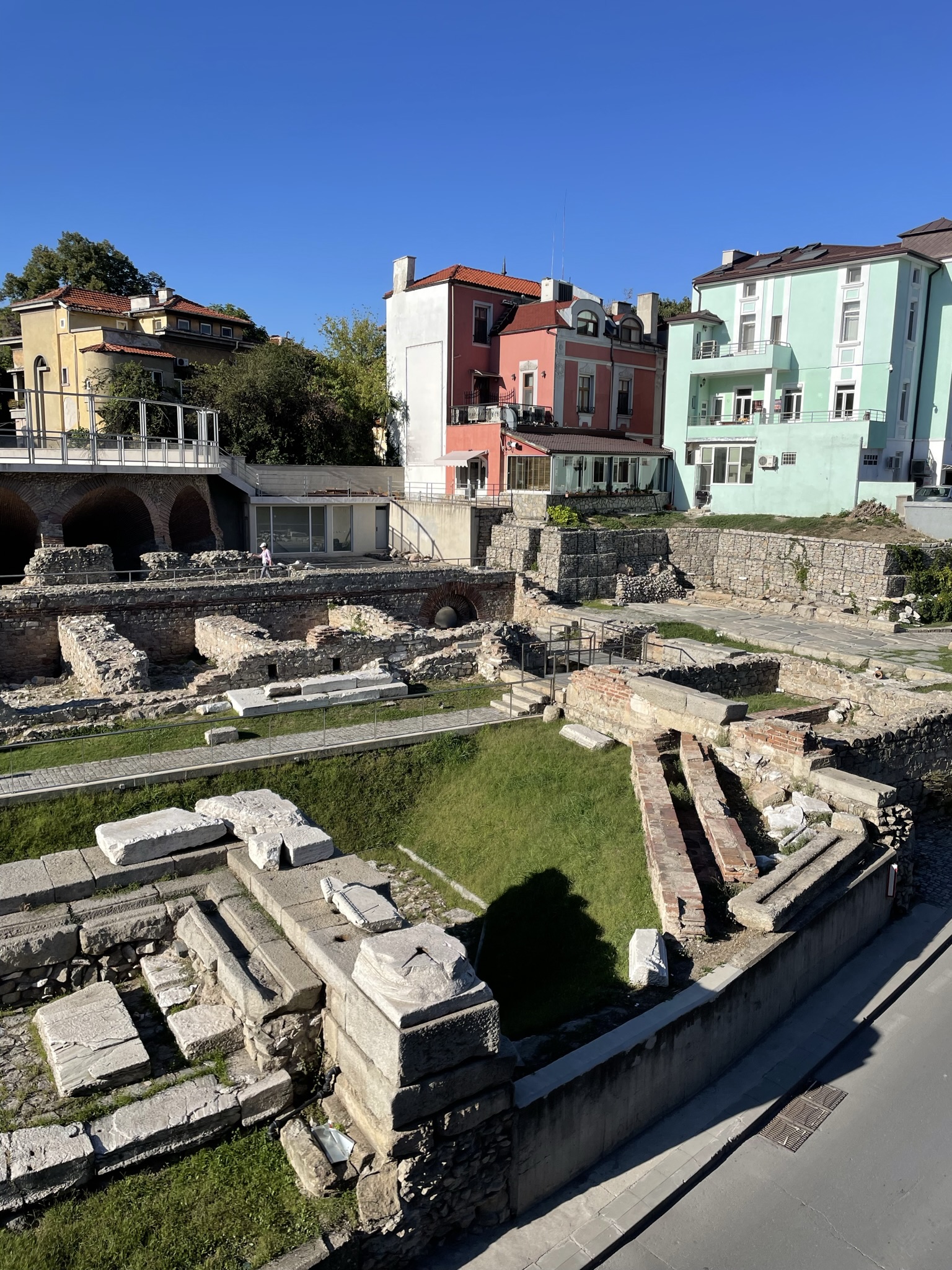 Περπατώντας στο Πλόβντιβ βλέπεις παντού όμορφα συντηρημένα αρχαία και ρωμαϊκά κατάλοιπα