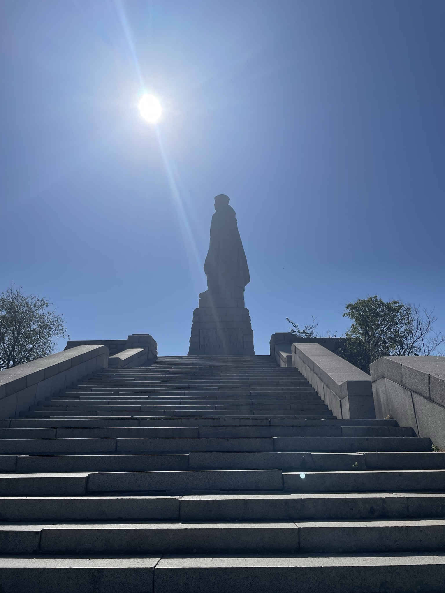 O γιγαντιαίος στρατιώτης στον λόφο Μποναρτζίκ μας καλωσορίζει σε ένα ηλιόλουστο Πλόβντιβ.