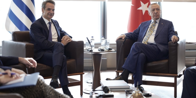 Κυβερνητικές πηγές: Προς συμφωνία με Τουρκία για το προσφυγικό