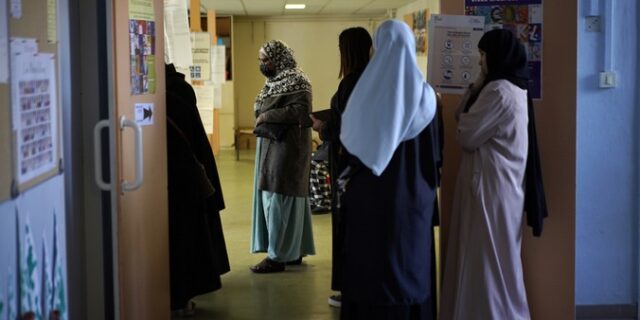 Γαλλία: Κεντρικό θέμα η απαγόρευση της μουσουλμανικής αμπάγια την πρώτη ημέρα της σχολικής χρονιάς