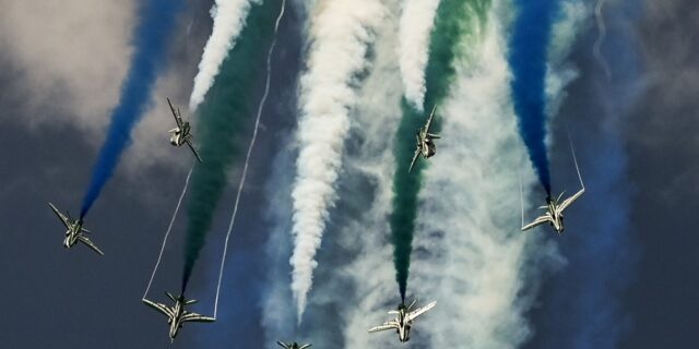 Athens Flying Week: Εντυπωσιακές εικόνες από την έναρξη του μεγάλου αεροπορικού σόου