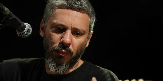 Ο Αλκίνοος Ιωαννίδης τραγουδά ξανά Χατζιδάκι – Το 2026 στον ρυθμό του Μάνου