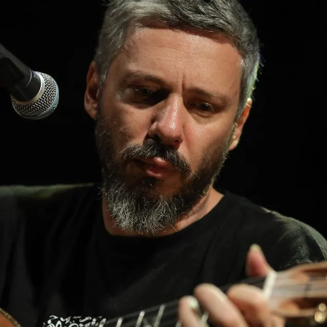 Ο Αλκίνοος Ιωαννίδης τραγουδά ξανά Χατζιδάκι – Το 2026 στον ρυθμό του Μάνου