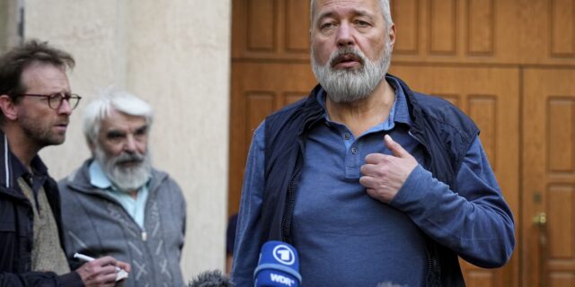 Ρωσία: Ο νομπελίστας δημοσιογράφος Ντμίτρι Μουράτοφ στη λίστα των “ξένων πρακτόρων”