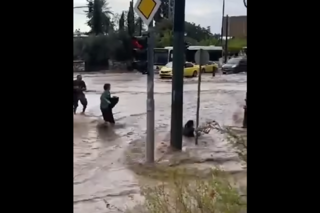 Υπάρχει ελπίδα: Πολίτες σώζουν περαστικούς που παρασύρθηκαν από ορμητικά νερά στον Ευαγγελισμό