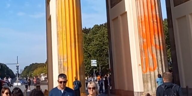 Γερμανία: Ακτιβιστές έβαψαν την Πύλη του Βρανδεμβούργου