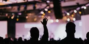 H Betsson φέρνει τη χαρά του παιχνιδιού στο 00s party από το OneMan και το LadyLike